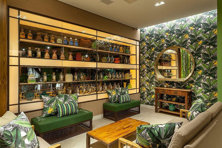 Tecido com estampas tropicais foi desenvolvido especialmente para a decoração interna do Banana Café