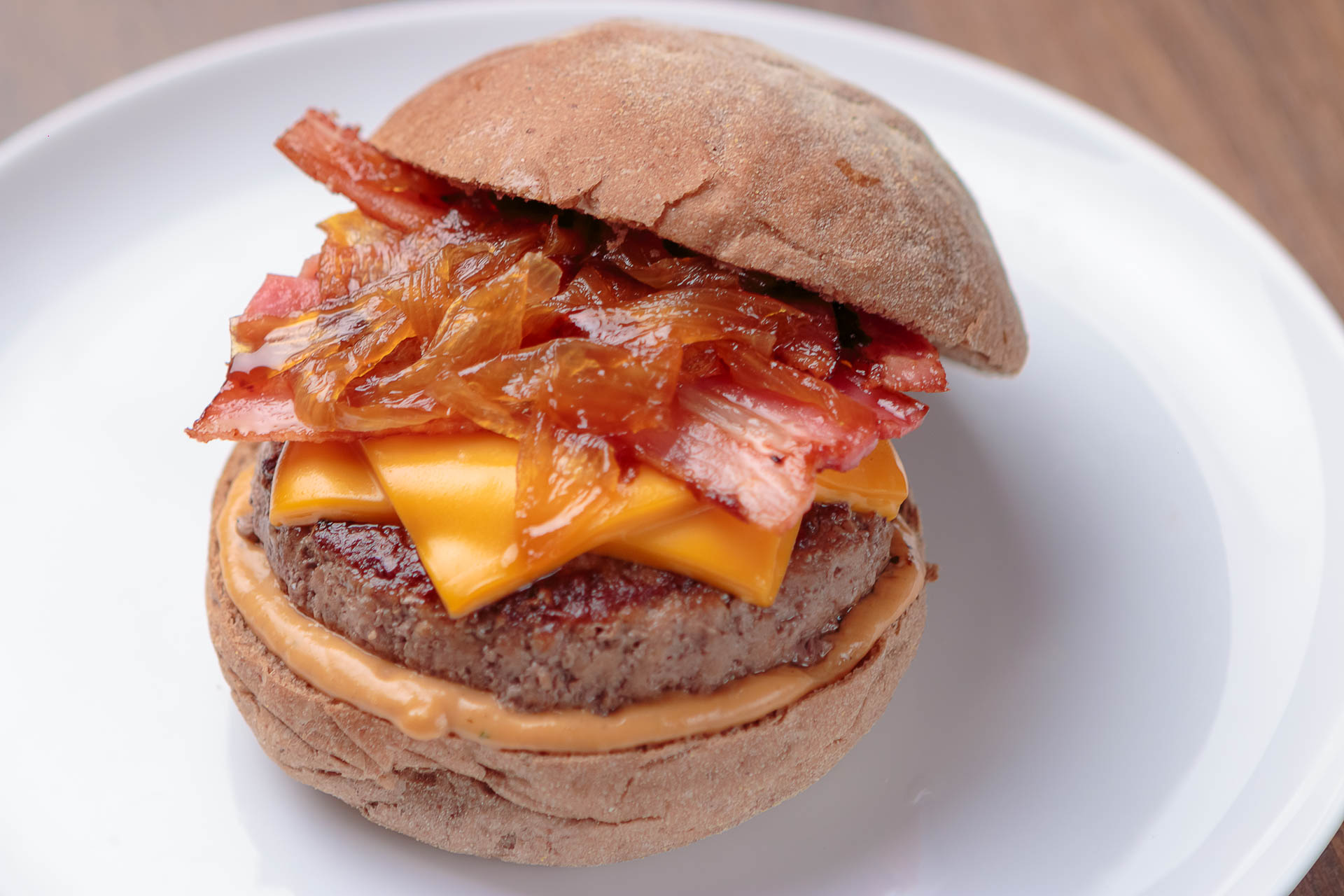 Los Angeles Burger, preparado com cebola caramelizada (Foto: Erich Sacco)