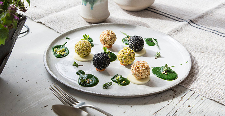 Um dos pratos de Davide Larise, chef do único restaurante vegano a ostentar uma estrela Michelin na Europa.