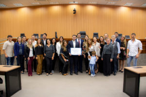 Dr. Sérgio Maia recebe Diploma de Mérito Médico junto a amigos e familiares