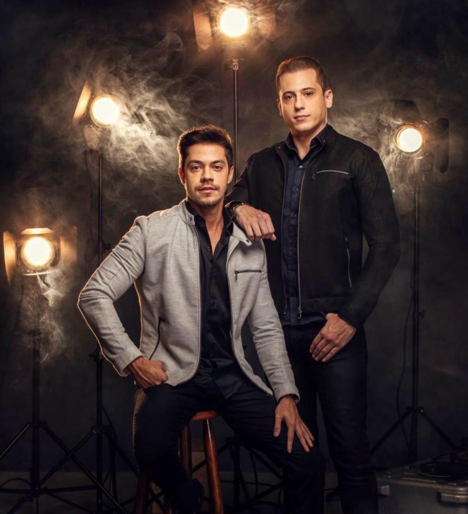 Dupla de ilusionistas usam truques e tecnologia em turnê no Brasil — foto 1