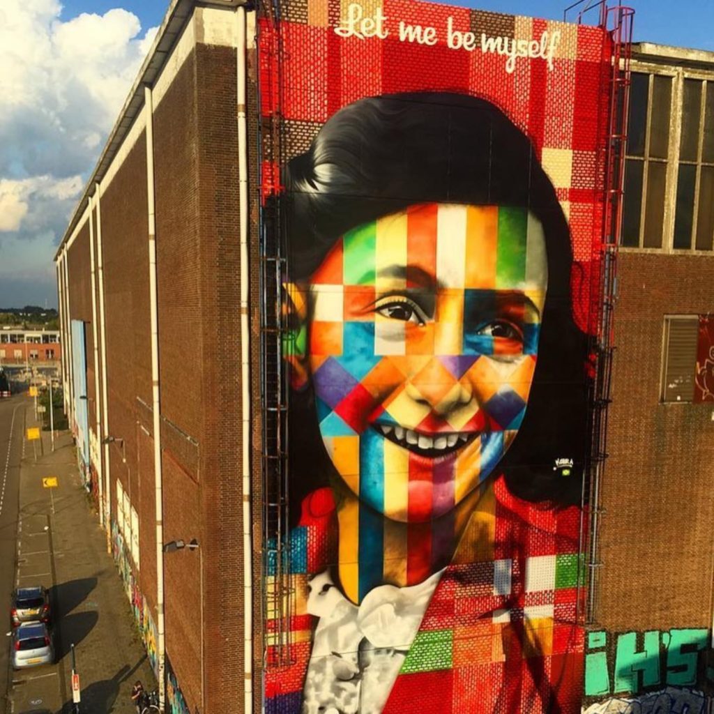 Kobra transforma ônibus em uma galeria de arte intinerante — foto 2