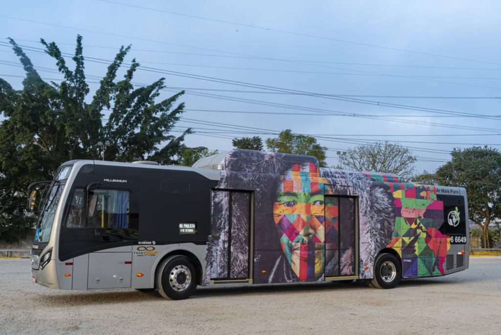 Kobra transforma ônibus em uma galeria de arte intinerante — foto 1