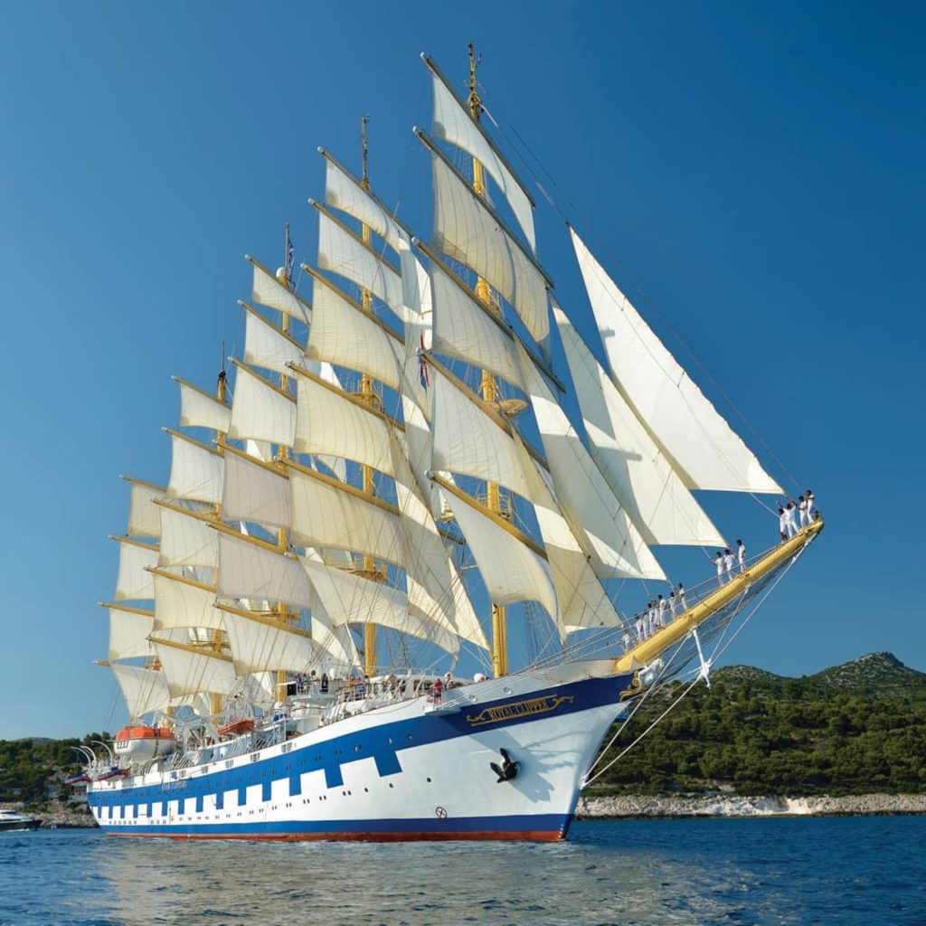 Navio promove aulas de ioga sob as águas — foto 3