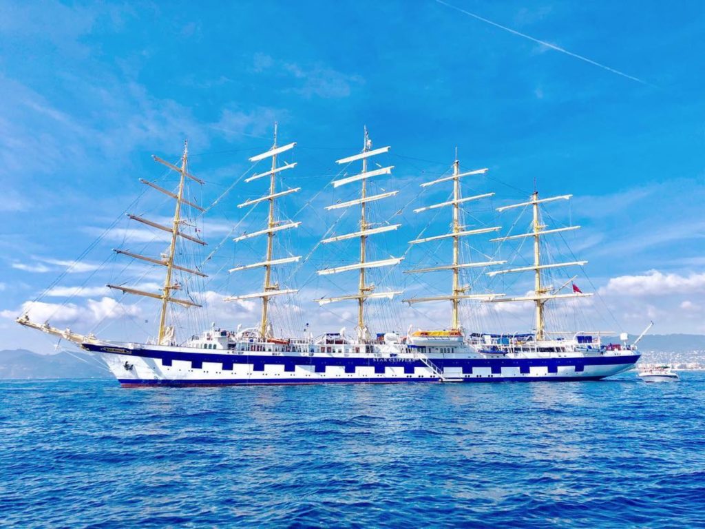 Navio promove aulas de ioga sob as águas — foto 1
