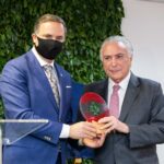Cônsul honorário Miled El Khoury entrega lembrança da inauguração para o presidente Michel Temer