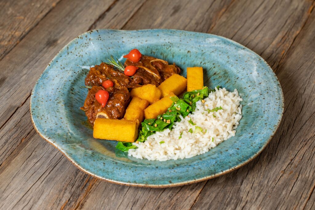 Fogão Mineiro: Costela da Vó Sinhá com arroz branco, angu, couve refogada e farofa.