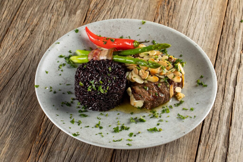 Sulina Parrilla &amp; Restaurante: Filet Giulietti - filé mignon grelhado na parrilla com amêndoas flambadas no licor de anis e arroz negro.