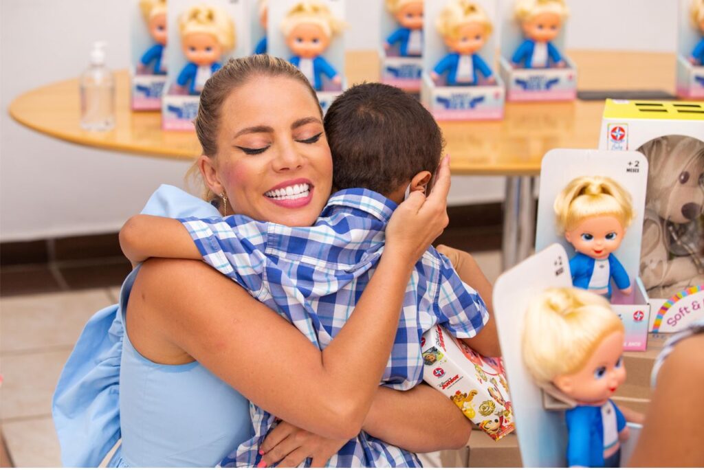 Isa Santini entrega mais de 3 mil bonecas em campanha social — foto 3