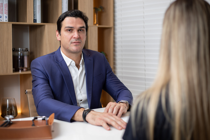 Dr. Gabriel Redondano explica a paciente sobre o uso das diferentes anestesias. Crédito: Matheus Campos
