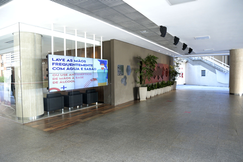 Corredores, recepção, sala de professores e outros ambientes do campus exibem tecnologia Digital Signage da GM7. Crédito: Dagoberto Nogueira