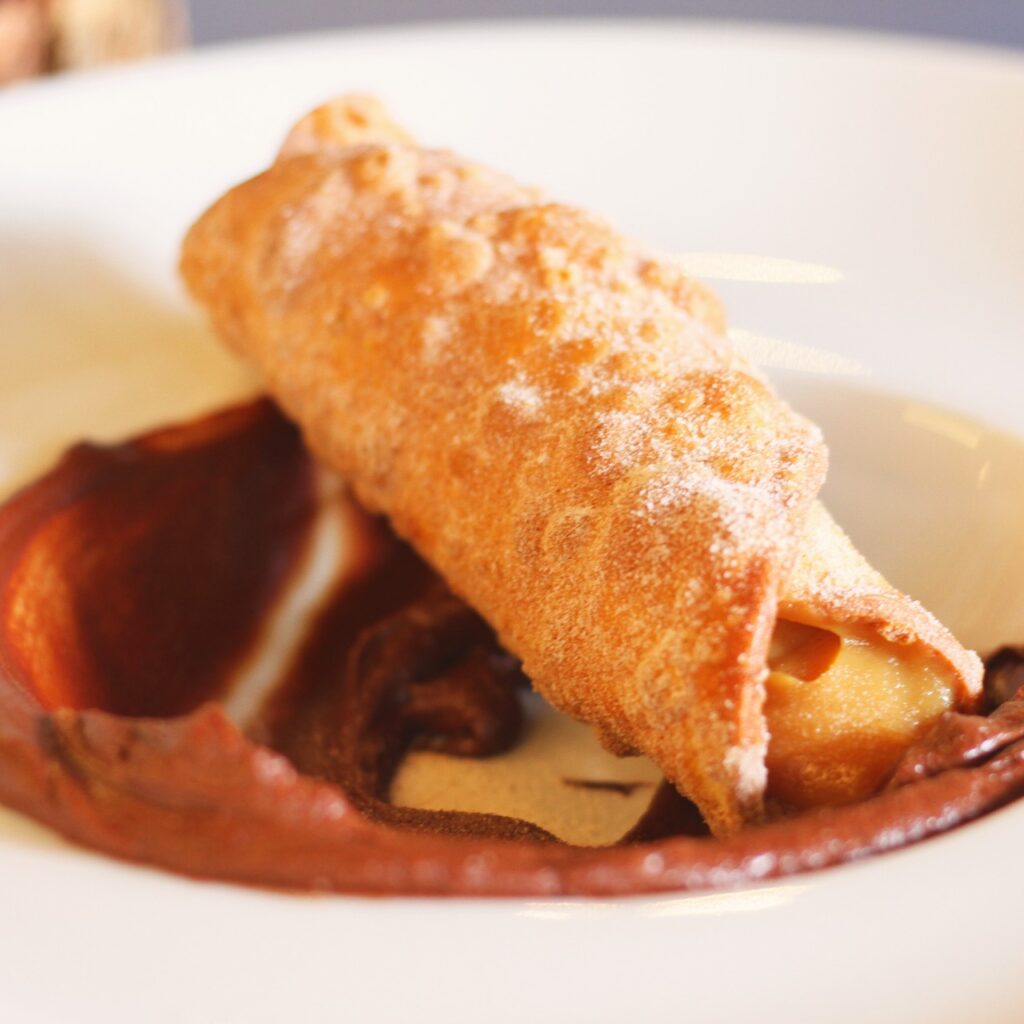 Cannoli recheado com doce de leite e ganache de chocolate. Foto: Carol Mezzalira