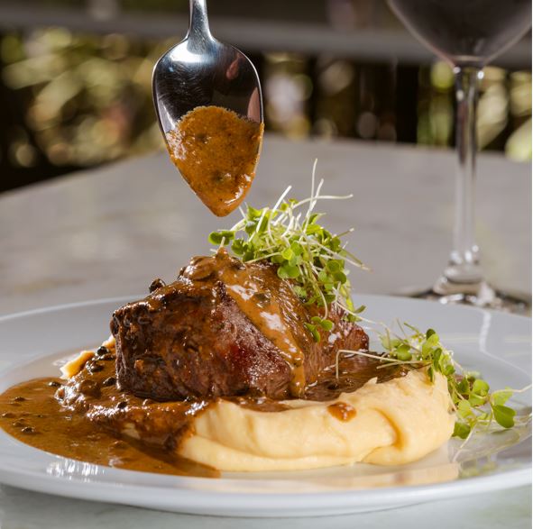 Filet Mignon au poivre com aligot defumado. Crédito: Senhorita Gourmet