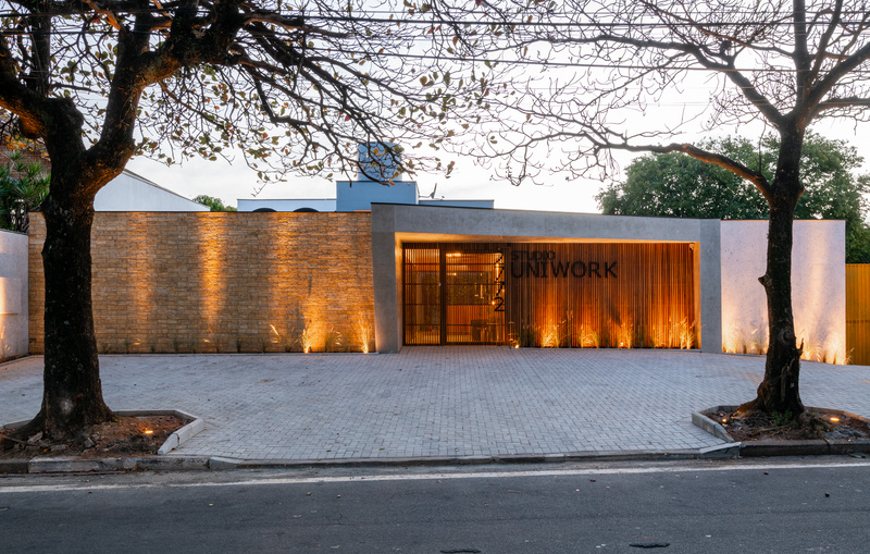 Crédito: Fávero Jr. Legenda: Fachada do Studio UNIWORK, em Campinas-SP: Empreendimento corporativo é um dos destaques do Livro Oca 2021