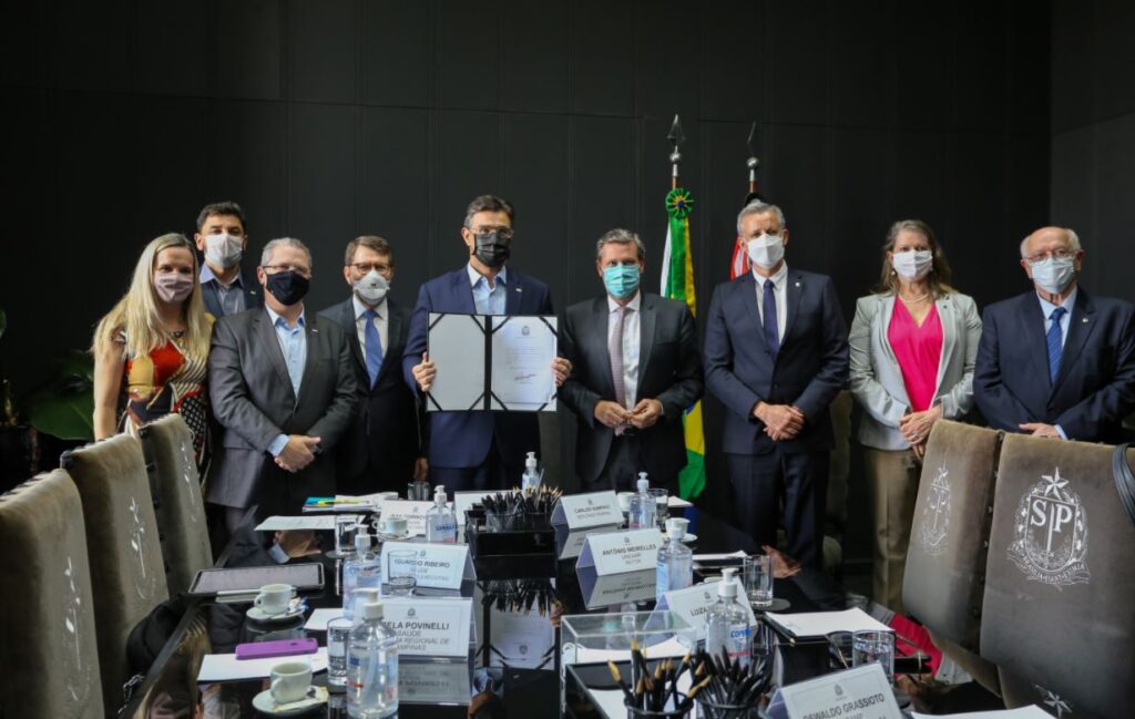 O Vice-Governador Rodrigo Garcia exibe o acordo de repasse de R$ 12 milhões ao Instituto IOU, ladeado pelo Dr. Agrício Crespo, diretor do IOU, e o deputado federal Carlos Sampaio