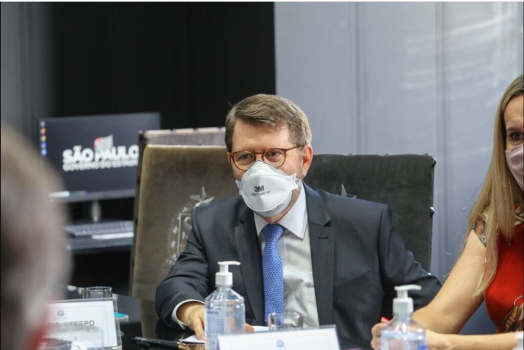 Dr. Agrício Crespo, diretor do IOU, na reunião de assinatura do acordo