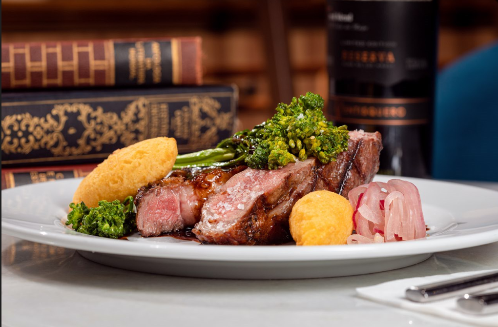 Ancho acompanhados de Batata duchesse, molho demi glace, picles da estação e brócolis caipira Crédito: Senhorita Gourmet