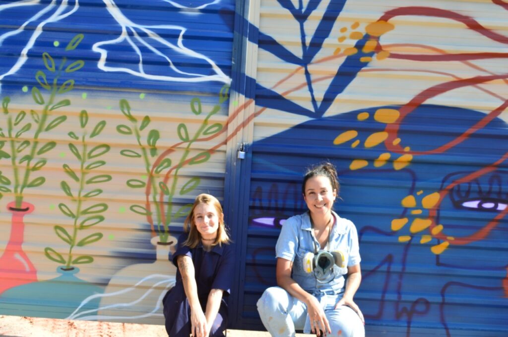 As artistas plásticas Sara Rezende e Gislaine Martins (Gim) diante do tapume do Grand Paysage, recém-pintado no Cambuí