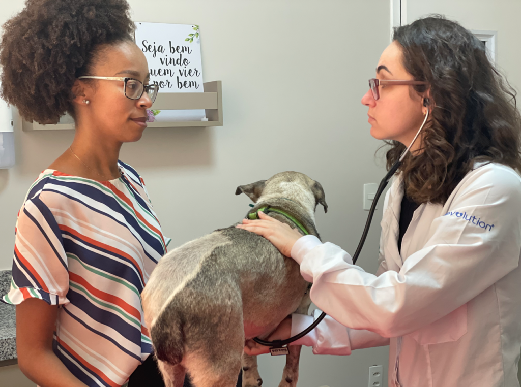 Crédito: Júlia da Silva de Camargo Legenda: Dra. Vanessa Genari, do Hospital Veterinário Taquaral (HVT), em orientação a tutor de novo pet