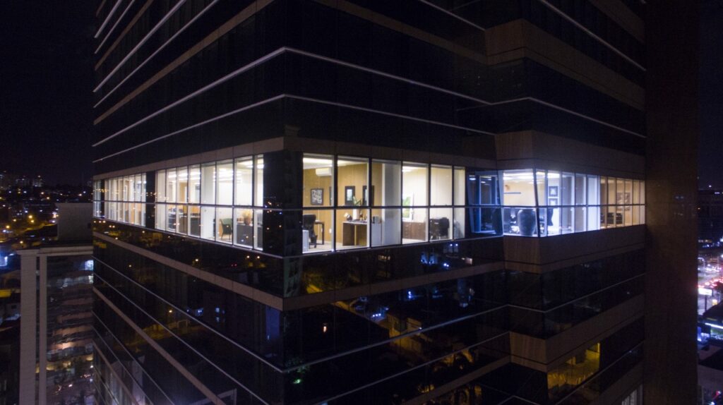 Vista externa e noturna do escritório do TMB Advogados, no Edifício Dahruj Tower, na avenida Norte-Sul. Crédito: Divulgação