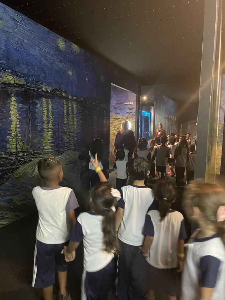 Crédito: Divulgação Legenda: Crianças passam nos corredores instagramáveis