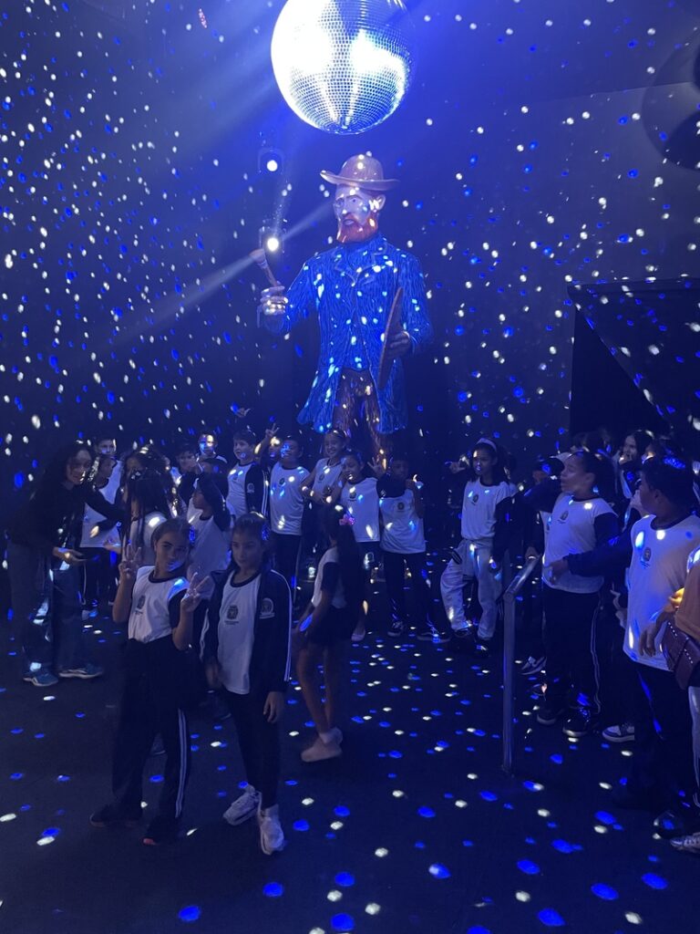Crédito: Divulgação Legenda: Estátua gigante do artista é uma das atrações da mostra