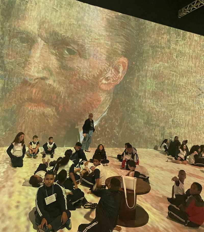 Crédito: Divulgação Legenda: Alunos do Ensino Fundamental curtem as projeções em alta tecnologia enquanto aprendem sobre arte