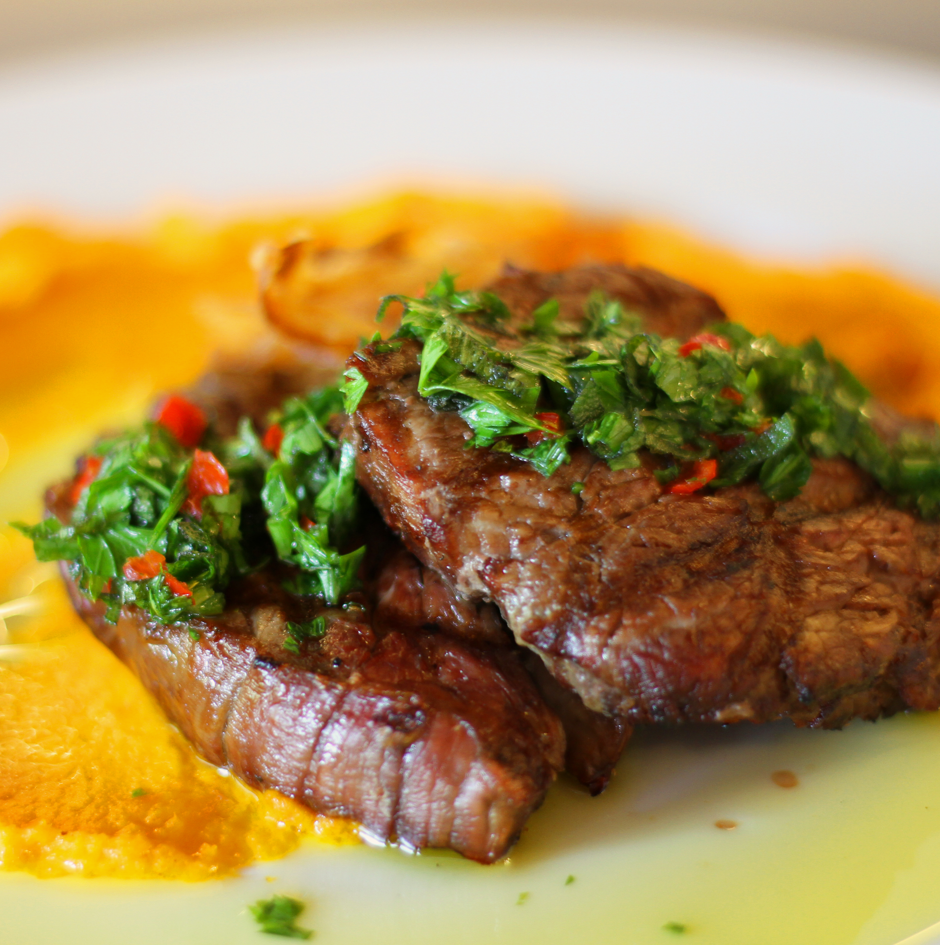 Escalope de mignon com purê de cenoura, cebola crispy e molho de ervas
