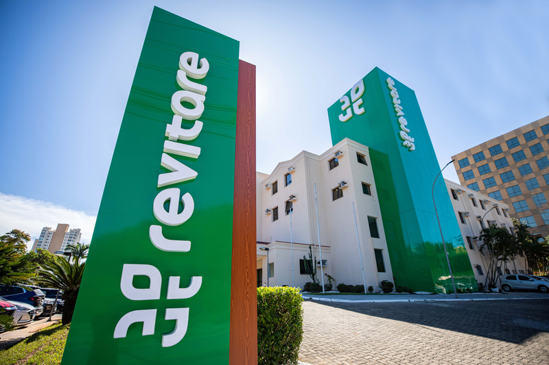Fachada do Hospital Revitare, localizado em prédio reformado onde funcionou o Hotel Sleep Inn, ao lado do Shopping Galleria ( Crédito: Matheus Campos )