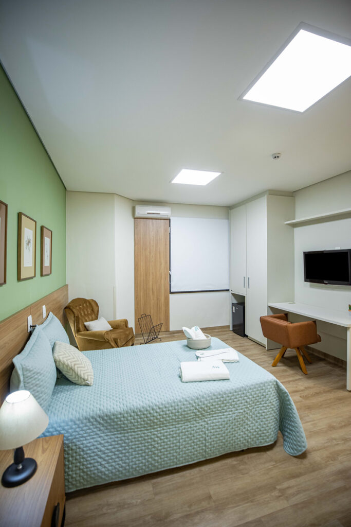 Quarto com cozinha para pacientes com coordenação motora afetada praticarem atividades domésticas do dia a dia ( Crédito: Matheus Campos )
