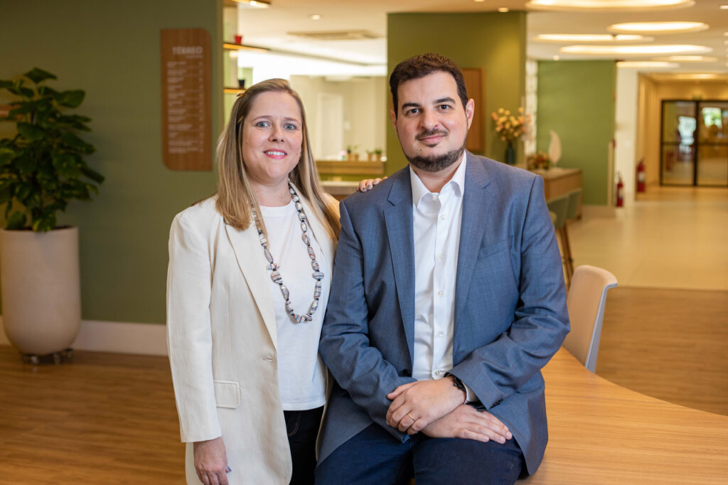 Dra. Joyce Duarte Moraes e Pedro Moraes são casados e sócios do Revitare. O casal já tem expertise em negócios do setor de saúde com a marca de casa de idosos Terça da Serra ( Crédito: Matheus Campos )