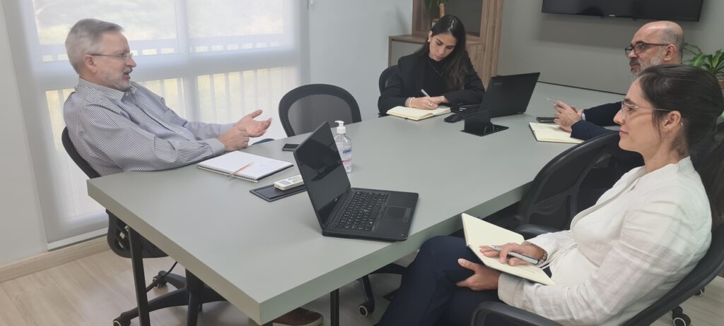 Equipe da AGV Gestão em reunião de planejamento com cliente (Crédito: Agência Unique)