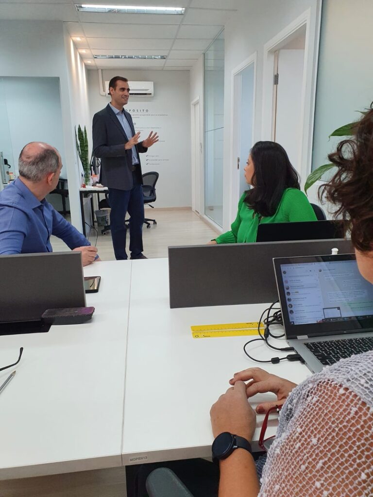 Executivos da AGV Gestão em atuação em empresa cliente (Crédito: Agência Unique)