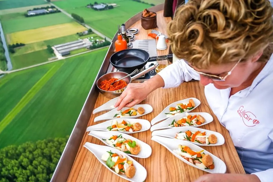 O primeiro restaurante de balão do mundo com jantar nas nuvens — foto 2