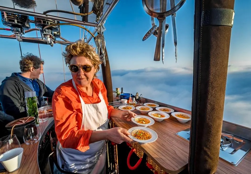 O primeiro restaurante de balão do mundo com jantar nas nuvens — foto 1