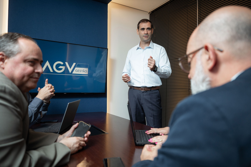 Adriano Galvão, sócio e gestor da AGV Gestão, em pé em reunião com equipe (Crédito: Matheus Campos)