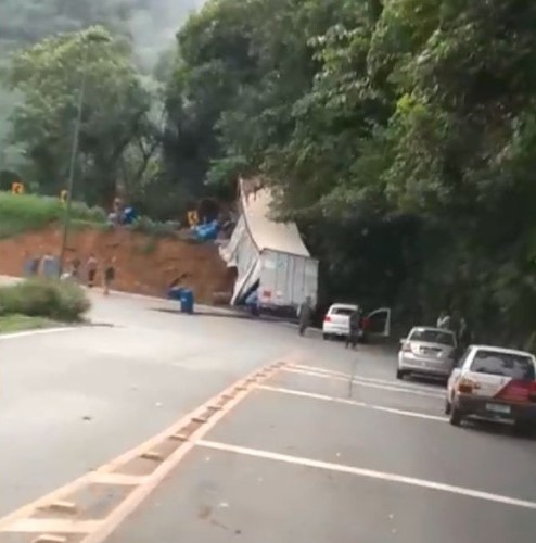 Caminhão com ácido sulfônico tomba, pega fogo e interdita rodovia em Joinville (SC) — Foto: Reprodução