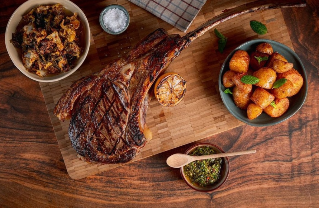 Tomahawk e acompanhamentos. Foto: Divulgação