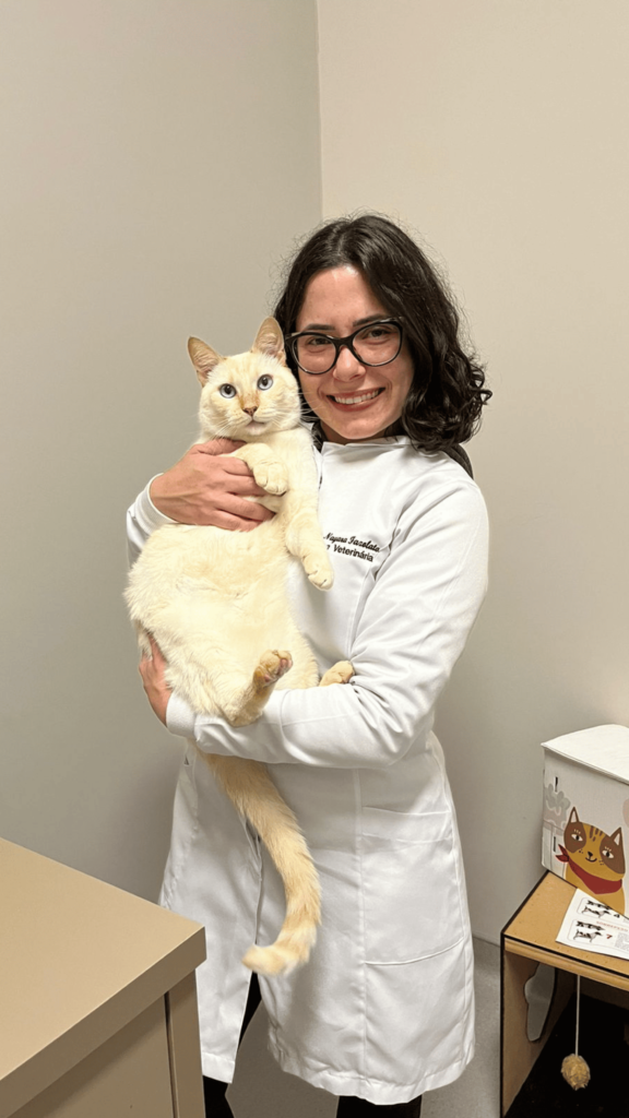 Dra. Nayara Fazolato, especializada em felinos do HVT (Crédito: Divulgação)
