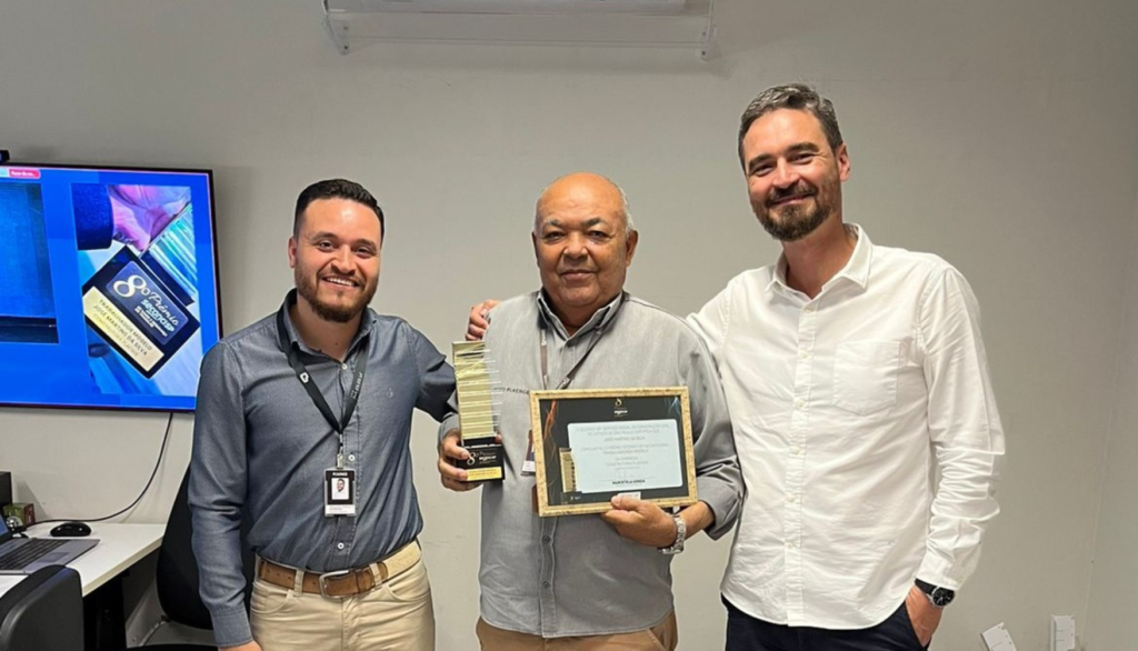 William Perfetti Moreira, o premiado José Martins da Silva e Fernando Celso da Silva Souza, todos colaboradores da Plaenge (Crédito: Divulgação)