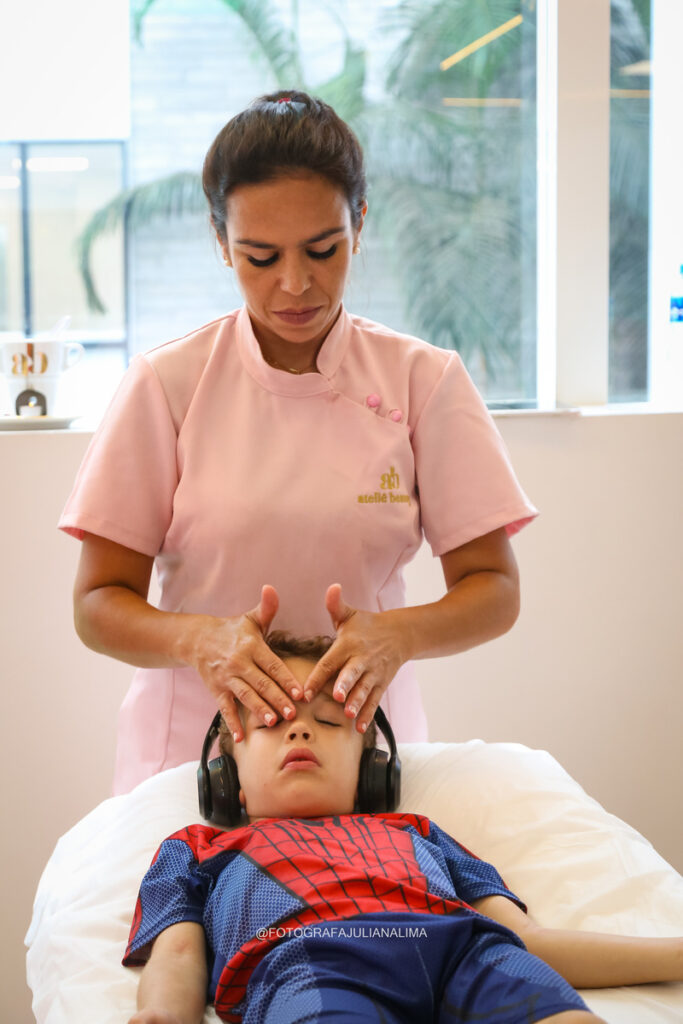 Paciente recebe massagem do spa Ateliê Beauty (Crédito: Juliana Lima)