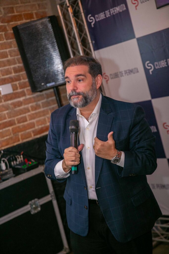 O fundador Leonardo Bortoletto fala em recente evento do Clube de Permuta (Crédito: Paulo Fleury)