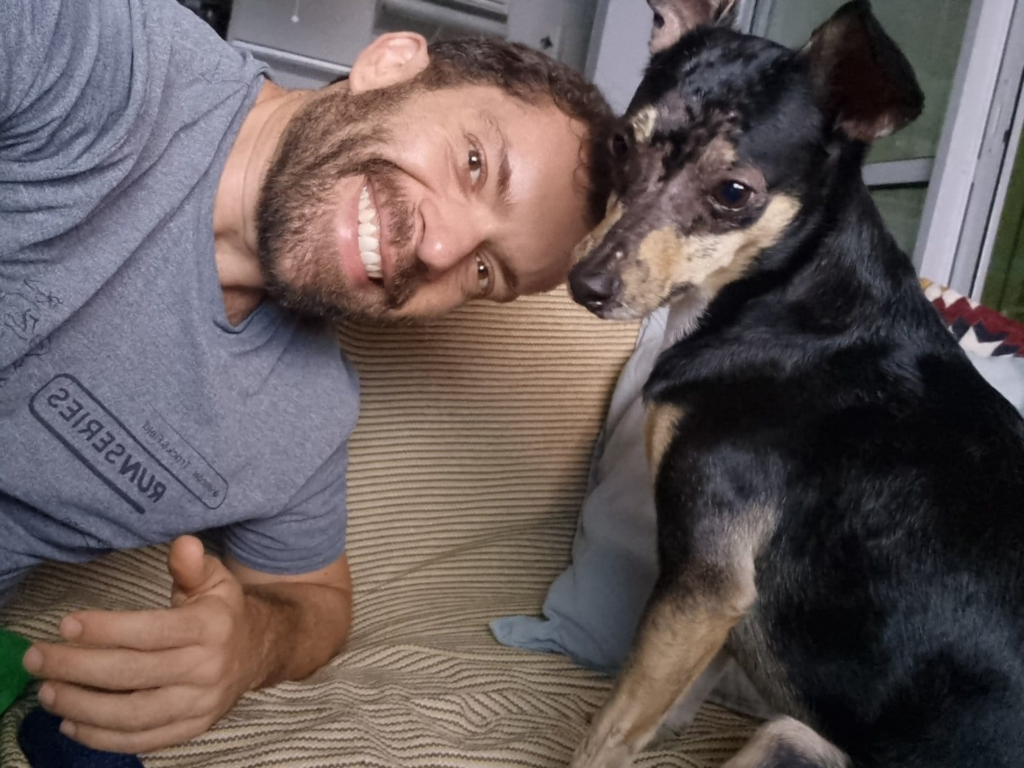 O engenheiro Allan Eduardo Messias Viola com seu cãozinho Fidel ( Crédito: Arquivo pessoal )