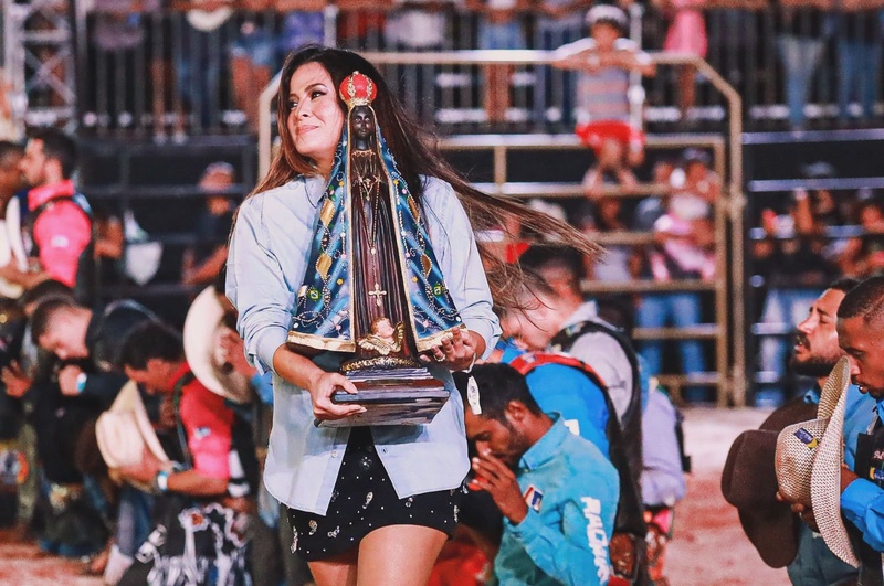 Peões se ajoelham e fazem prece à Nossa Senhora Aparecida. Foto: Alisson Demetrio