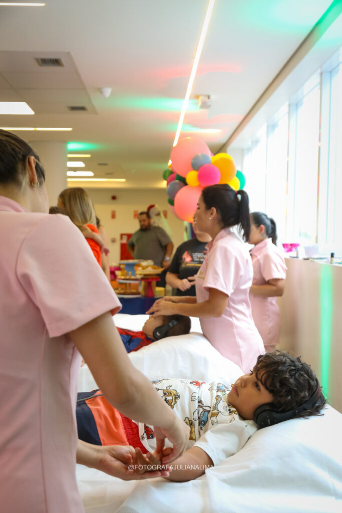 Paciente mirim recebe massagem de terapeuta do Ateliê Beauty (Crédito: Juliana Lima)