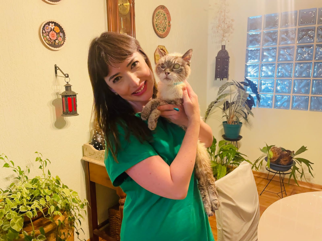 A bancária Jacqueline Bianca de Almeida com sua gatinha Nina (Crédito: Arquivo pessoal)