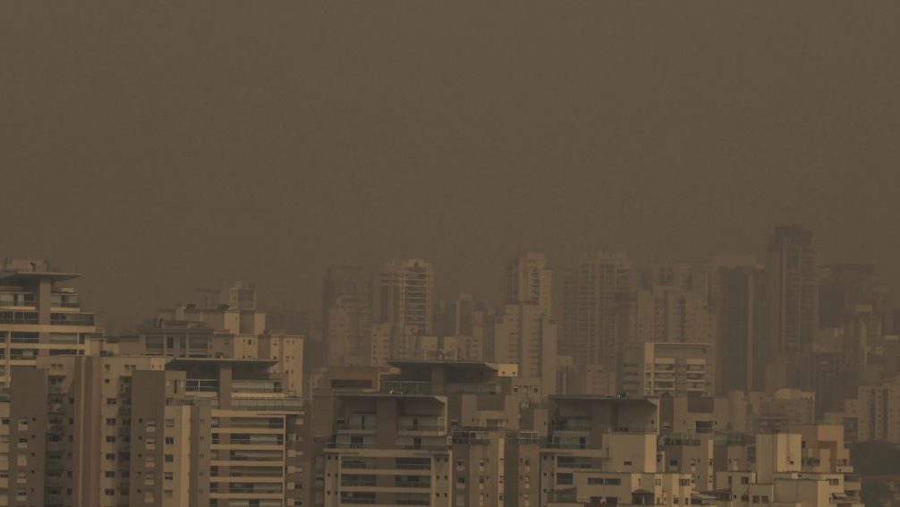 Tempo seco e camada de poluição encobre o céu na cidade de São Paulo. Foto: FÁBIO VIEIRA/FOTORUA/ESTADÃO