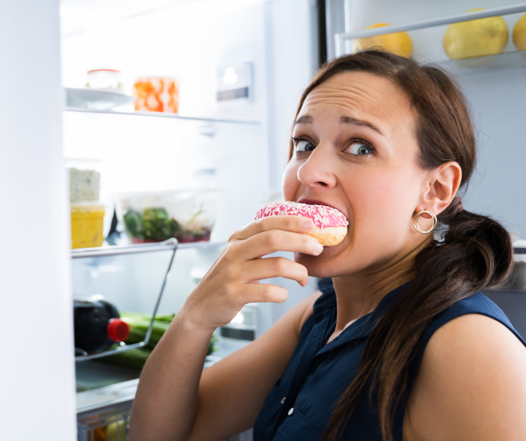 Compulsão alimentar envolve perda de controle, ingestão excessiva de alimentos, acompanhada por sentimentos de culpa, vergonha e sofrimento (Crédito: Canva)