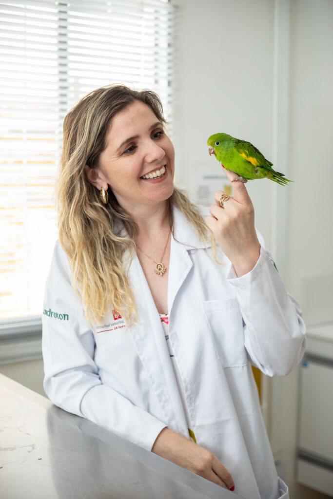 Médica-veterinária Morgana Prado, especializada em animais não convencionais do Hospital Veterinário Taquaral – HVT (Crédito: Matheus Campos)