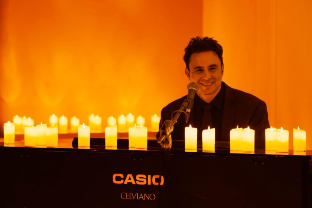 Allen Lima no espetáculo Candle Night (Crédito: Wesley Fonseca)